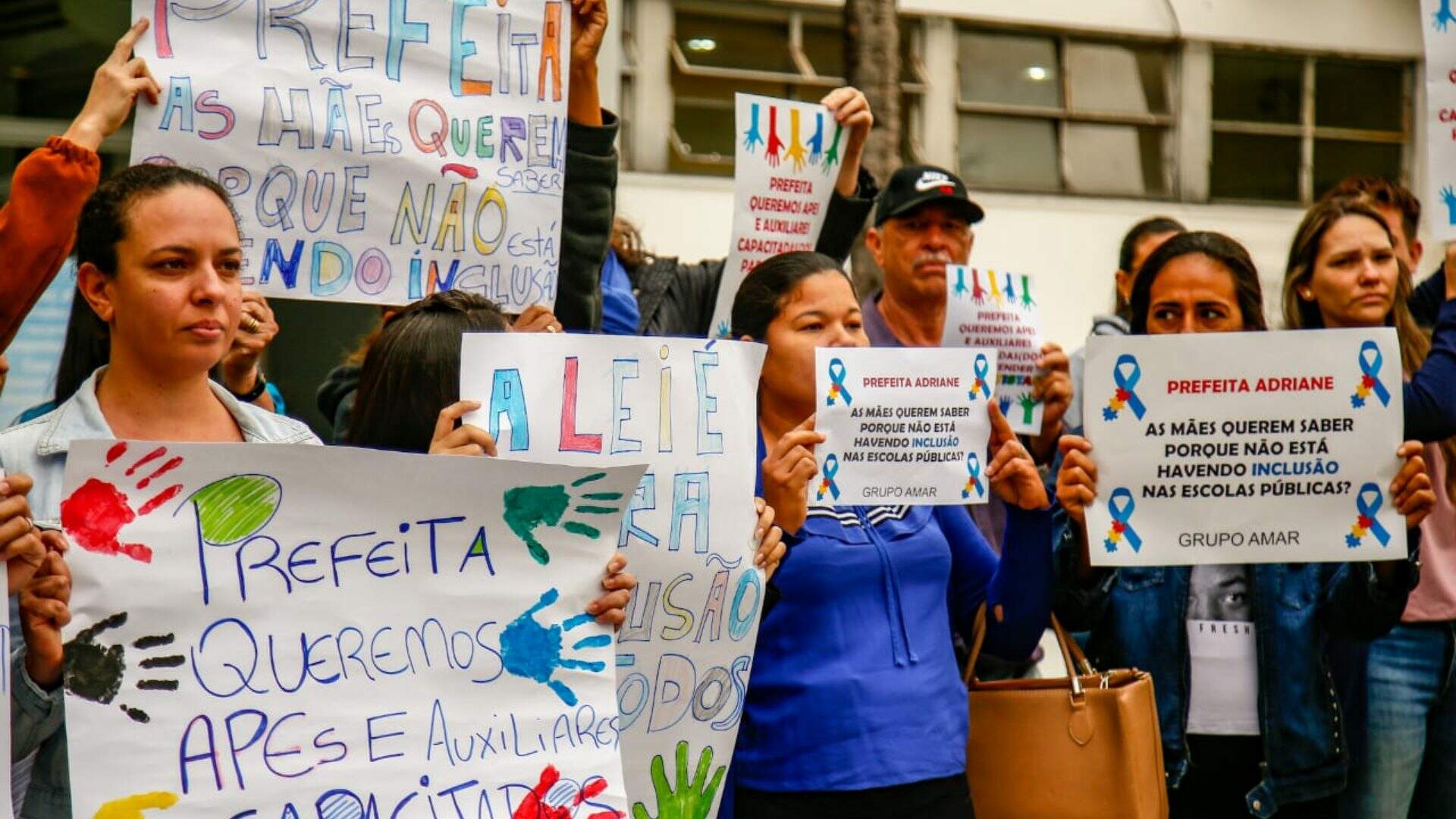 Pais de filhos com autismo protestam por falta de auxiliares nas escolas em Campo Grande