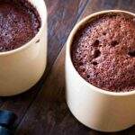 Sobremesa prática: delicioso brownie de micro-ondas pronto em 2 minutos