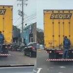 VÍDEO: homem se arrisca ‘pegando carona’ em traseira de caminhão em Campo Grande