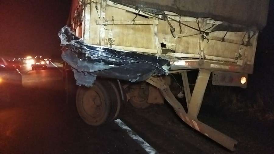 Motorista tomba carreta com carga de frango e morre na BR-163 1 carreta
