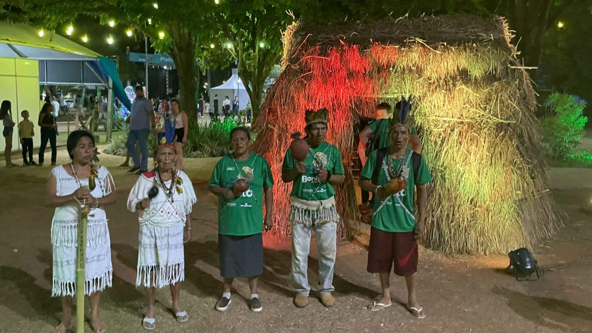 VÍDEO: Indígenas constroem réplica de ‘casa de reza’ na praça de Bonito