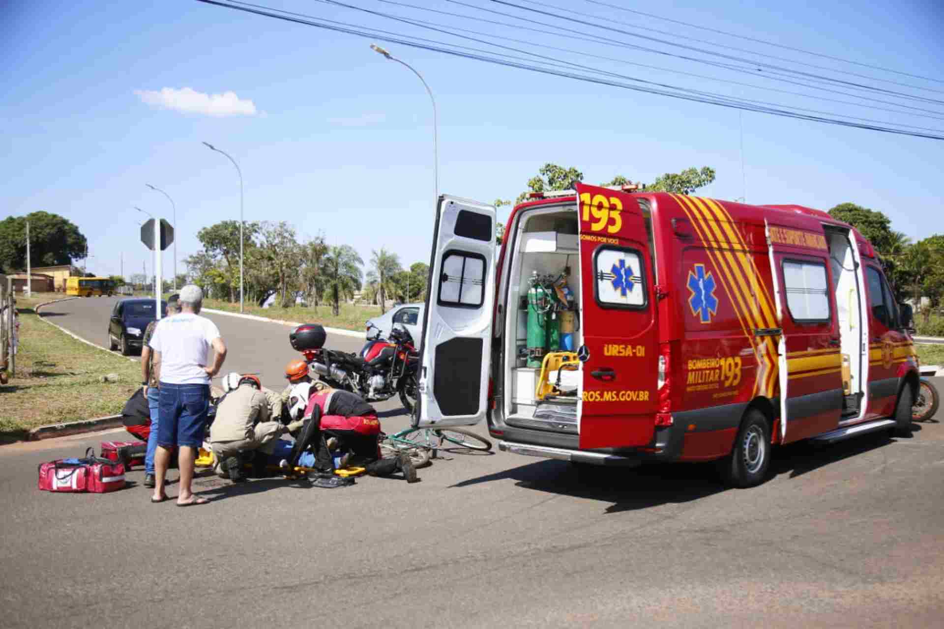 Ciclista de 64 anos é socorrido após acidente com moto na Avenida Três Barras