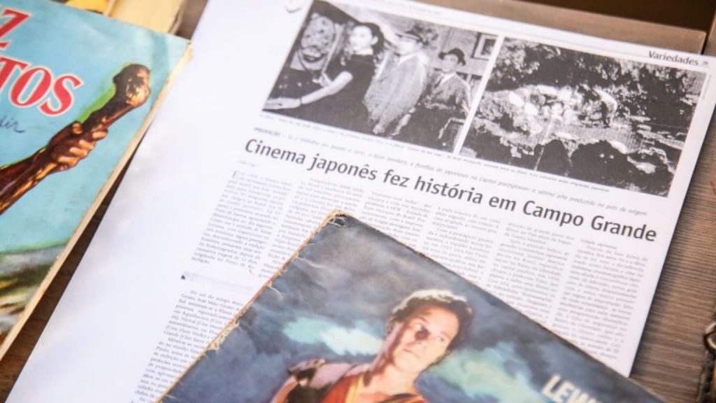 Pesquisador possui documentos sobre o cinema japonês, em Campo Grande. Foto: Henrique Arakaki/Jornal Midiamax
