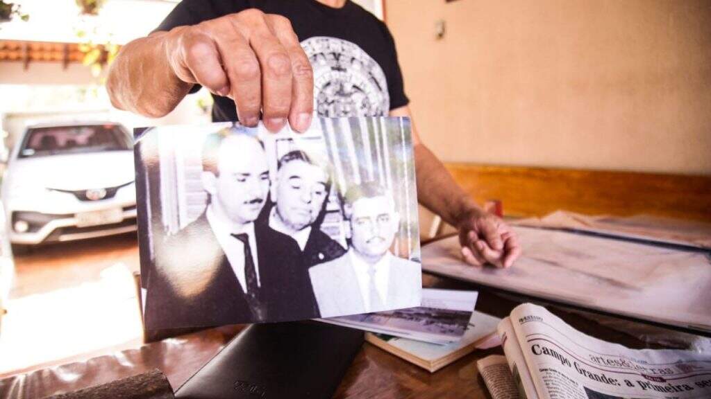 Celso mostrando alguns dos precursores do cinema. Foto: Henrique Arakaki/Jornal Midiamax