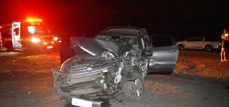 Casal fica ferido em acidente entre Fiat Toro e caminhão na BR-163