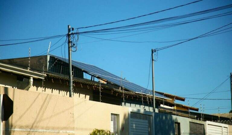 Energia solar instalada em residência de Campo Grande | Foto: Nathalia Alcântara, Midiamax