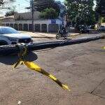 Moradores improvisam sinalização para alertar sobre fios soltos que derrubaram motociclista na Vila Sobrinho