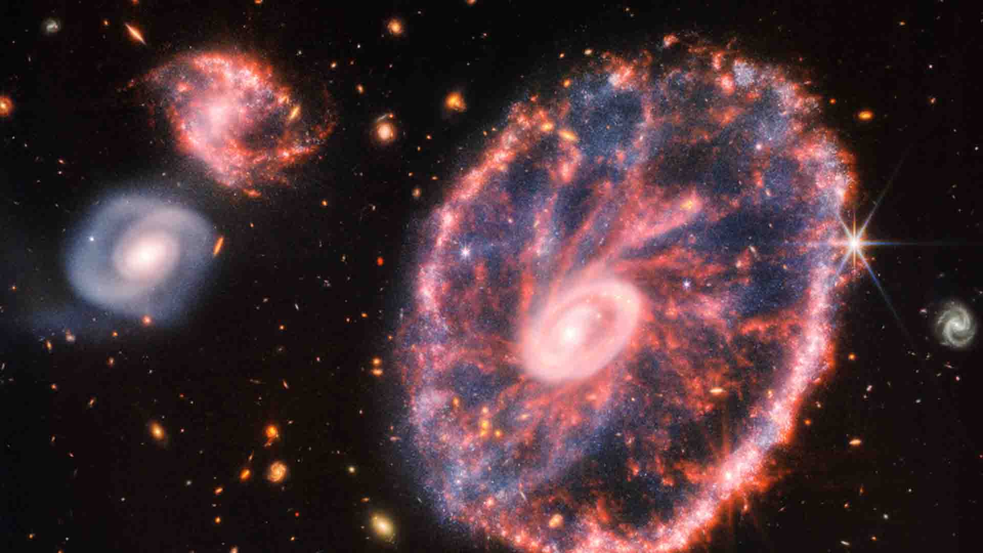 Nasa divulga imagem de galáxia em caos após colisão e intriga internautas: 'roda de carroça'