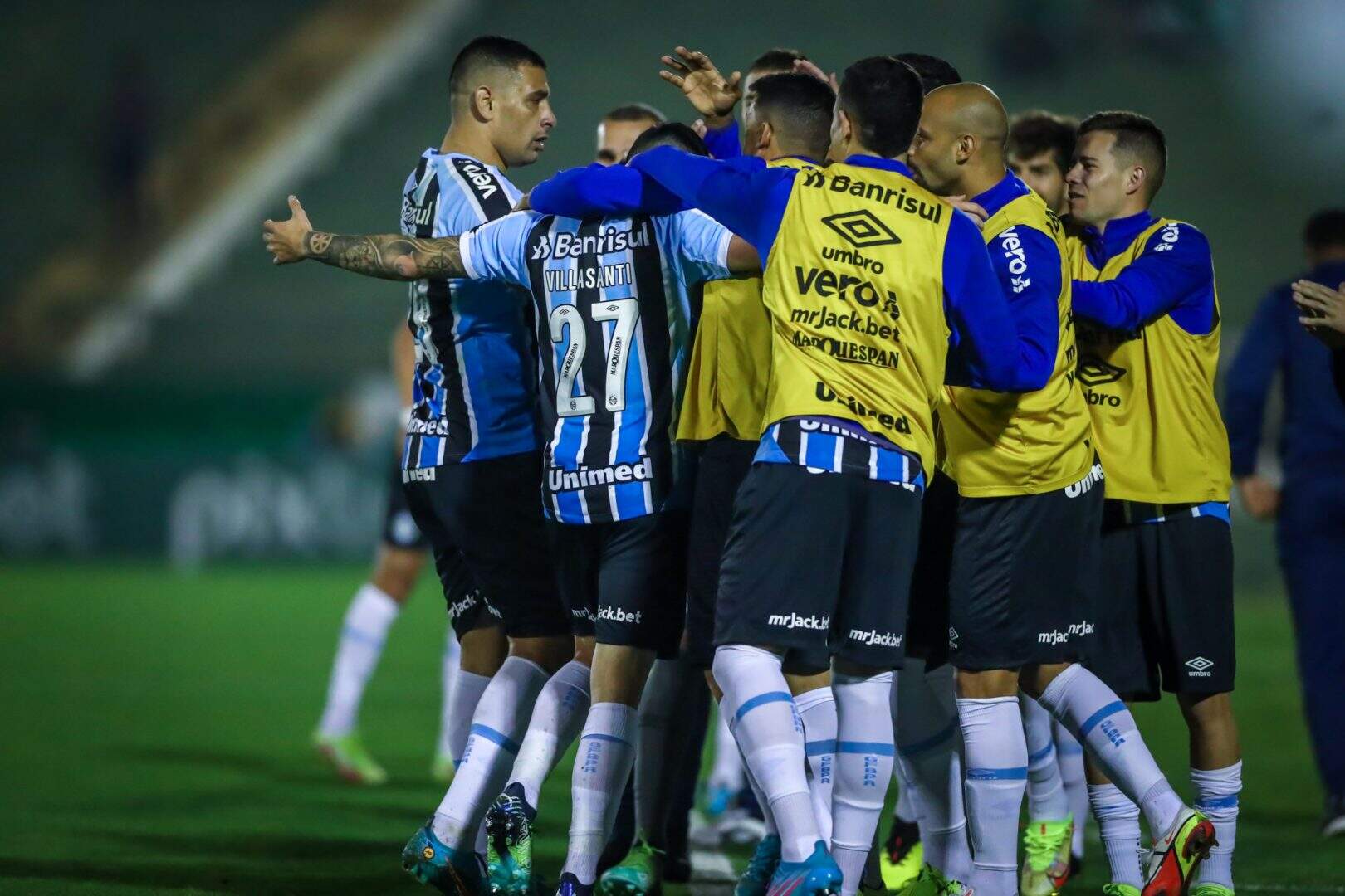 Grêmio bate o Guarani, encerra jejum como visitante e vira vice-líder da Série B
