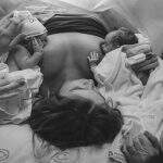 Isabella Scherer publica primeira foto amamentando gêmeos