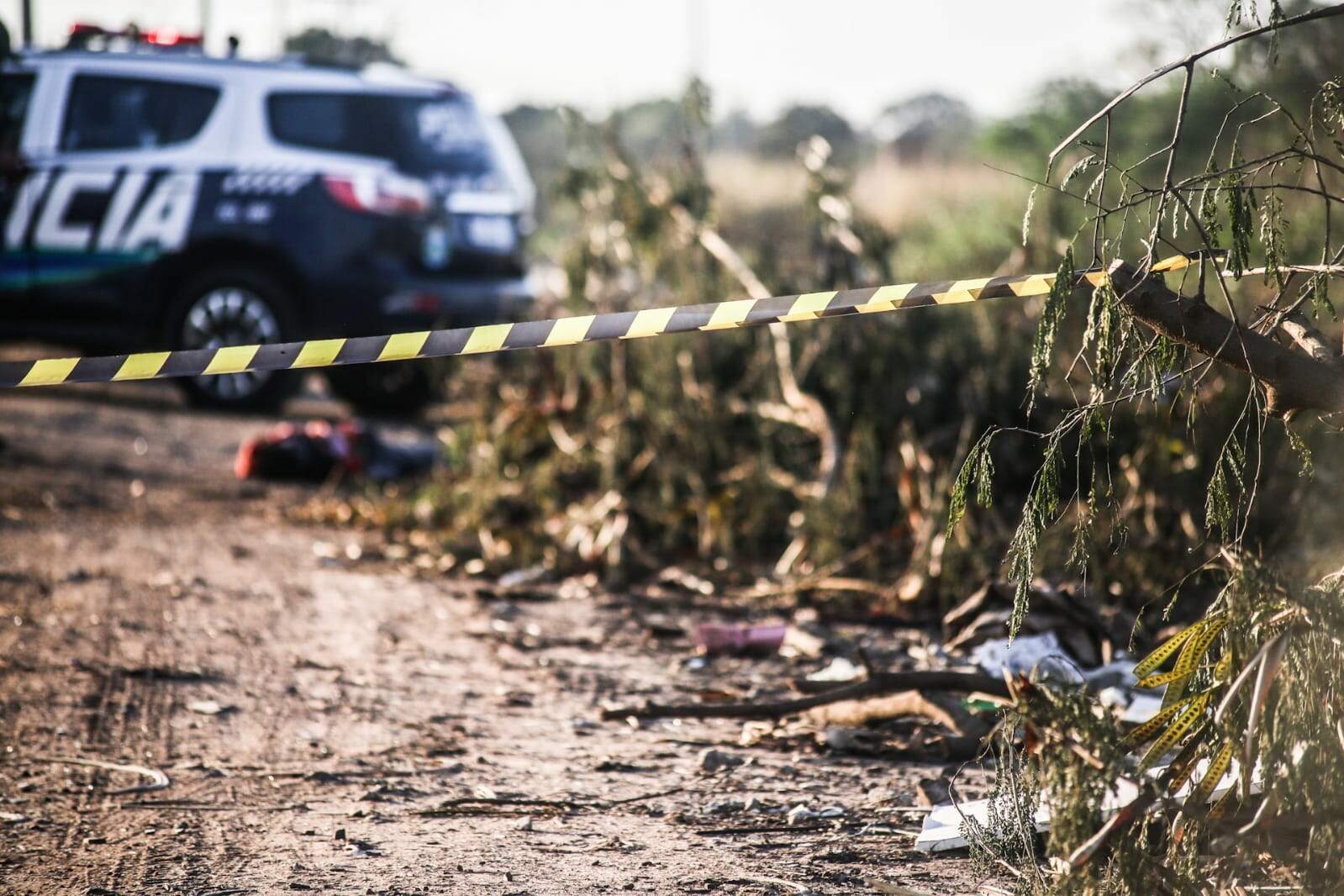 Corpo de homem queimado com óleo diesel é encontrado em estrada em Campo Grande