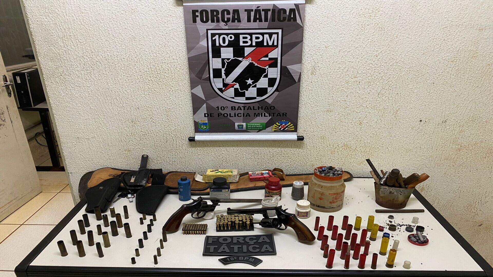 Dois são presos em lanchonete e casa com mais de 120 munições e cartuchos no Jardim Canguru