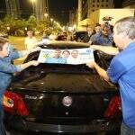 Riedel começa campanha de madrugada adesivando carros na Avenida Afonso Pena em Campo Grande