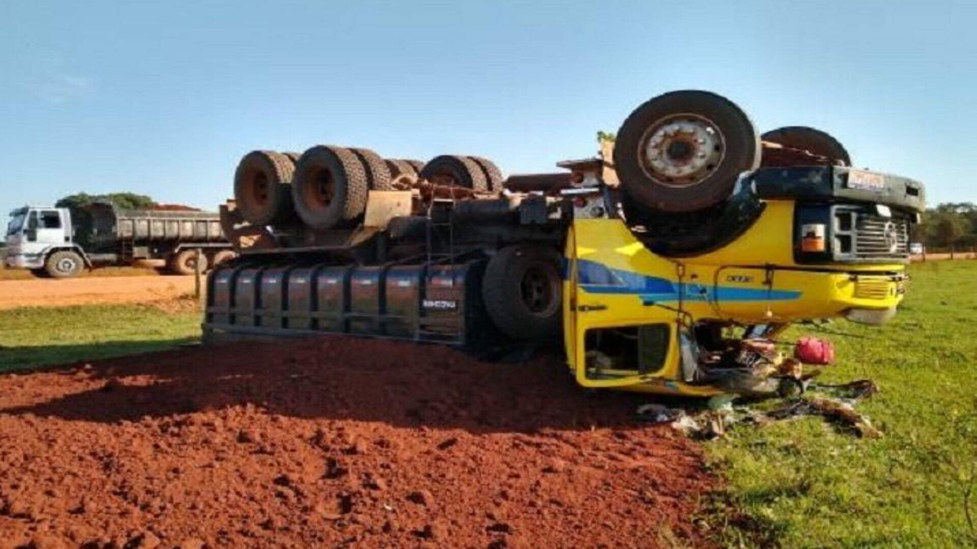 Motorista perde controle de caminhão carregado com terra e capota em estrada vicinal de MS