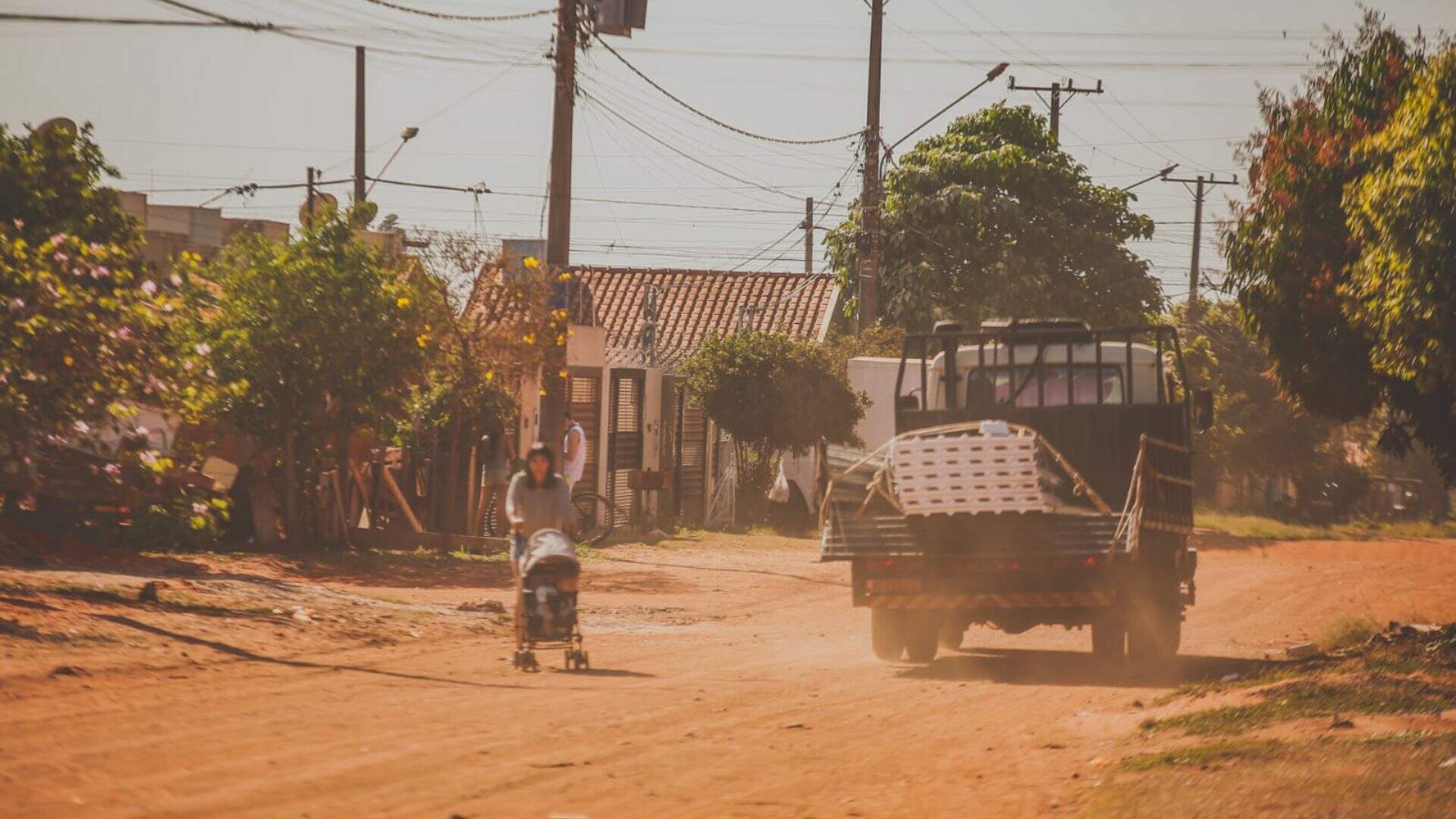 'Poeirão' toma conta e agrava riscos do tempo seco em bairros sem asfalto de Campo Grande