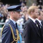 Príncipes William e Harry caminharam lado a lado durante a procissão do caixão da rainha Elizabeth II