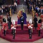 Príncipe Harry, Príncipe William e outros netos de Elizabeth II fizeram vigília ao lado do caixão 