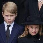 Príncipe George foi repreendido pela a irmã , princesa Charlotte , durante o funeral : Você precisa se curvar’ 