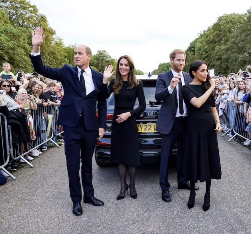AAC5E05E 18D1 4789 B477 B7822BE1CA11 - Kate ,William , Harry e Meghan são vistos lado a lado em Windsor após morte da Rainha