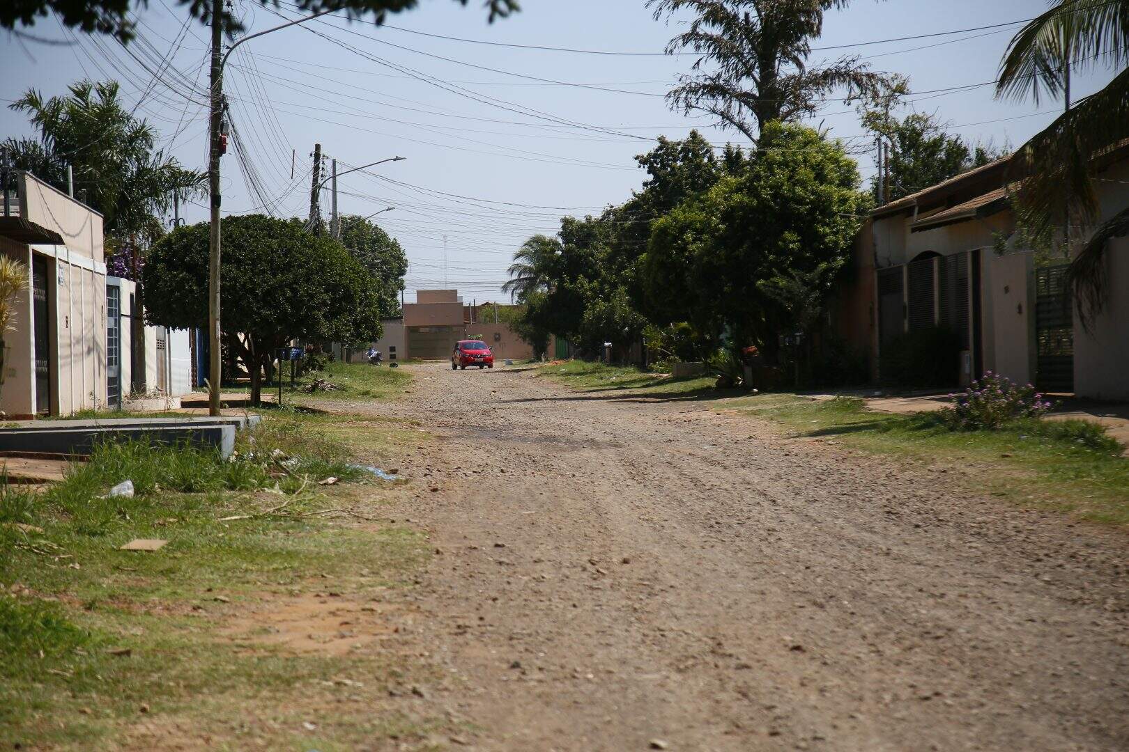 Sem previsão para asfalto, ruas de terra no São Conrado são desafios para cadeirantes: ‘caiu três vezes’