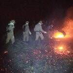 Bombeiros combatem incêndios às margens do Rio Taquari em Corumbá