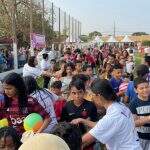 No intervalo de partida que reuniu craques do futebol em Campo Grande, crianças ganham mil bolas de futebol