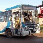 Ônibus do transporte coletivo bate em caminhão parado em rua ‘problemática’ do Lageado