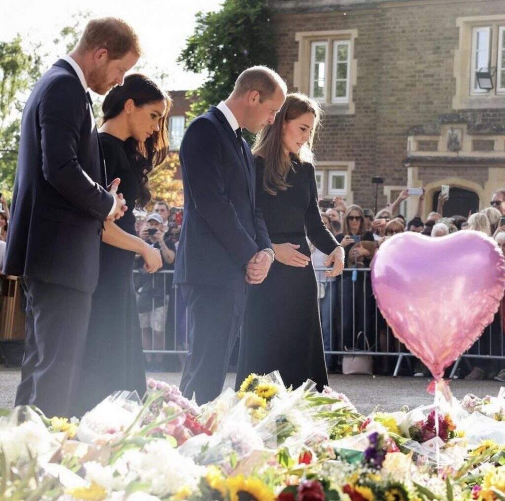 D3E2B570 96DE 4D30 AA19 1077387082BA - Kate ,William , Harry e Meghan são vistos lado a lado em Windsor após morte da Rainha