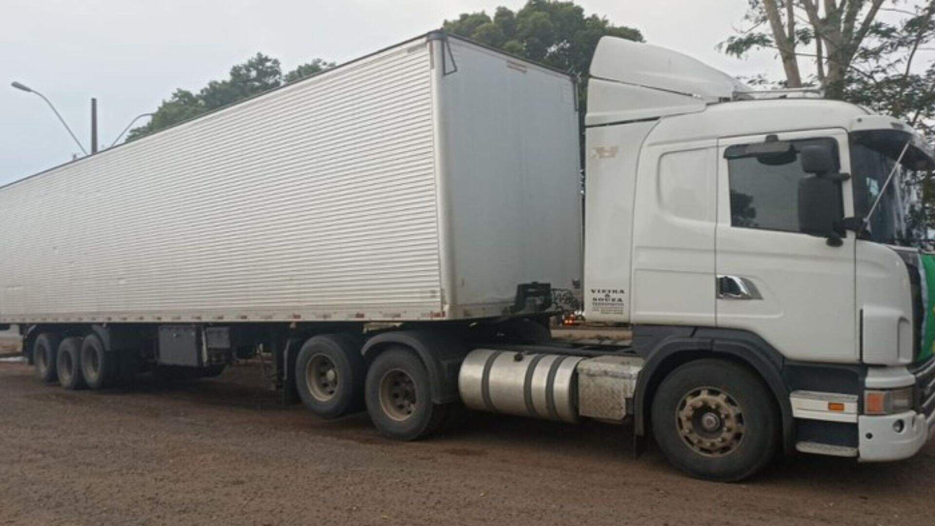 PRF recupera caminhão que seria levado para fronteira, prende condutor e libera vítima de cárcere