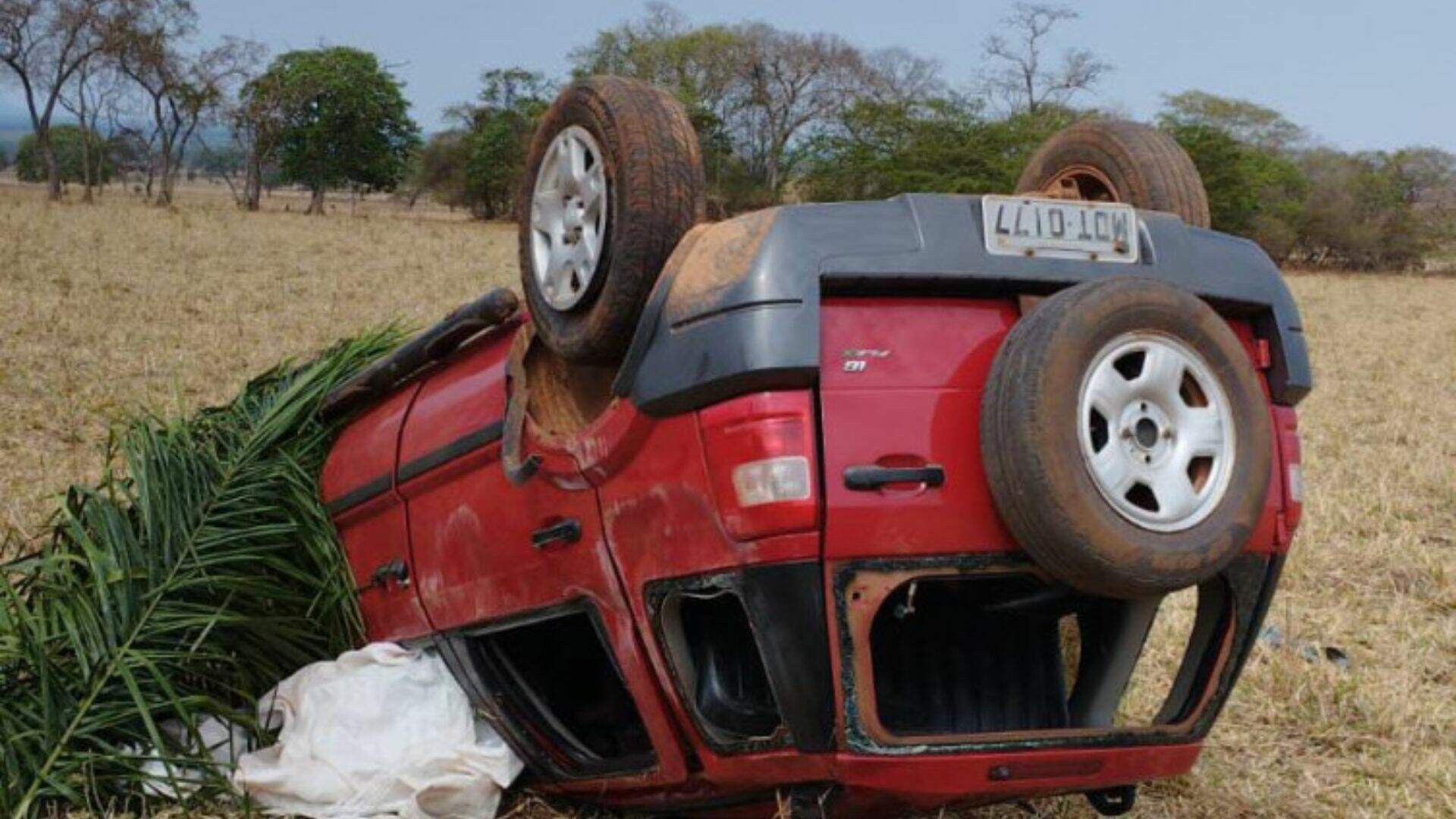 Sem cinto de segurança, carro capota e rapaz de 23 anos morre em Mato Grosso do Sul