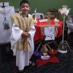 Pets são público de missa celebrada por garoto de 7 anos que sonha em ser padre