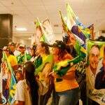Apoiadores de Bolsonaro aguardaram chegada de Braga Neto no aeroporto de Campo Grande