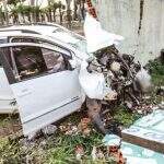 Motorista destrói carro em muro e foge para se livrar de flagrante na Zahran