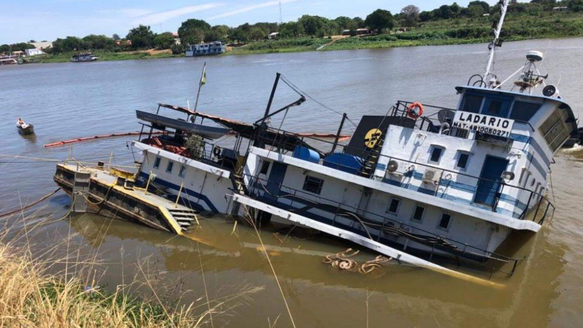 VÍDEO: Parte de embarcação afunda após encalhar às margens do Rio Paraguai