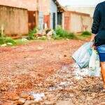 Moradores no Santa Emília sofrem com rua de terra: ‘nem cascalho eles passam mais’