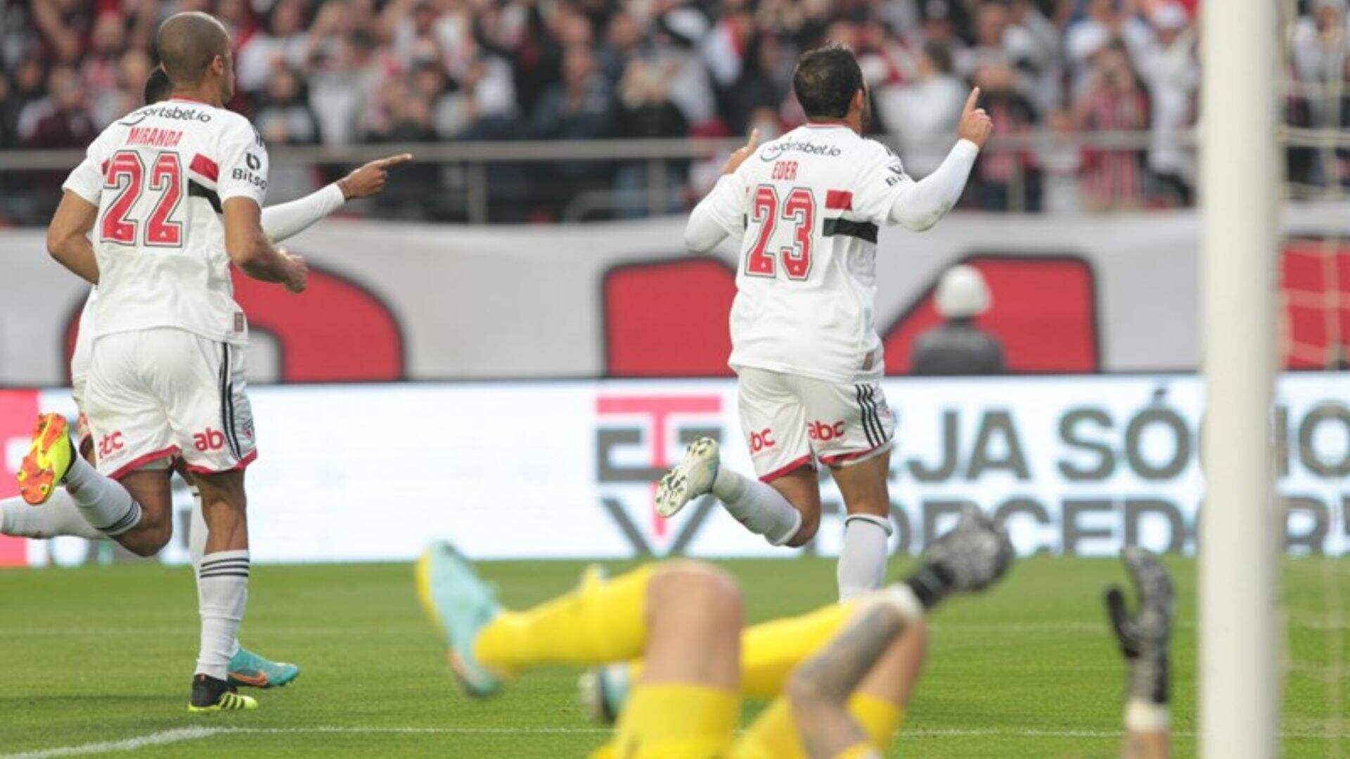 Felipe Alves brilha e São Paulo e Corinthians empatam em clássico pelo Brasileiro