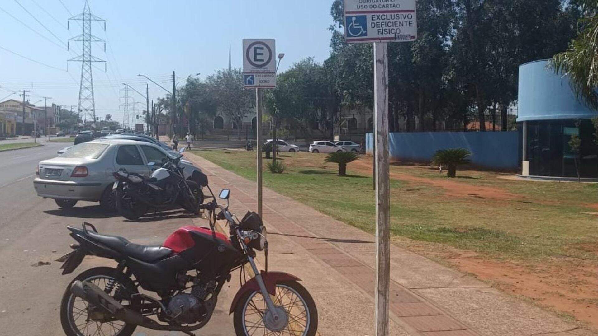 Moto estacionada em vaga para deficiente tinha mais de R$ 161 mil em multas em Campo Grande