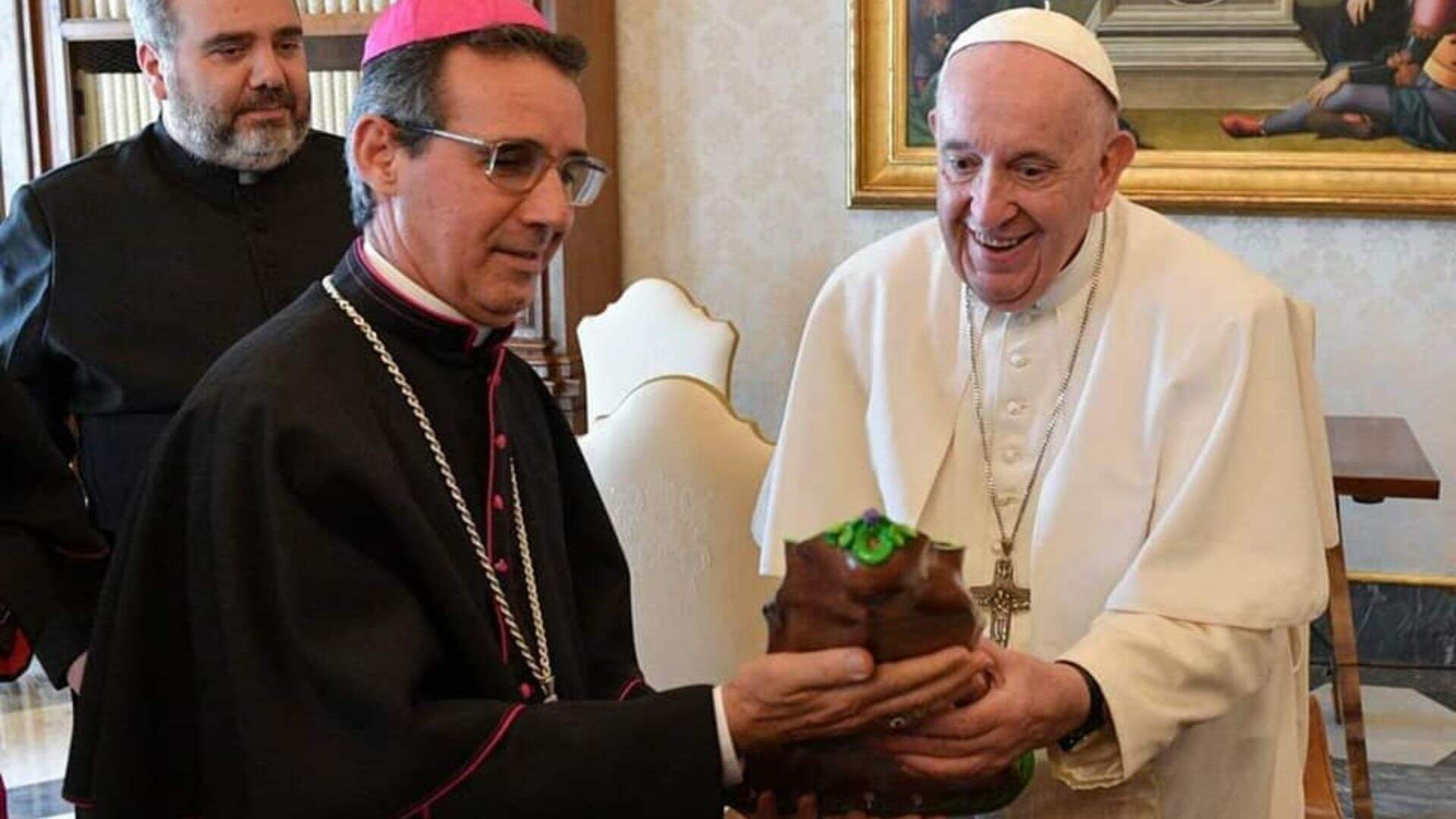 Papa é presenteado com santa do Pantanal e coroa terena entregues por bispos de Mato Grosso do Sul