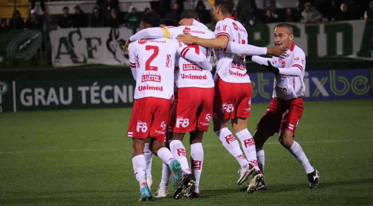 Vila Nova vence o Guarani em confronto direto contra o rebaixamento na Série B