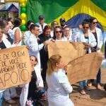 Enfermeiros de MS protestam a favor do piso salarial durante desfile cívico