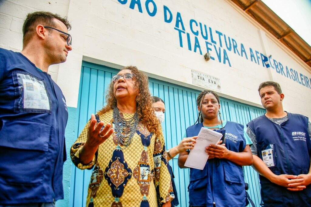 Tati juntamente com outros recenseadores e a subsecretária, na comunidade Tia Eva. Foto: Marcos Ermínio/Jornal Midiamax