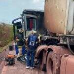 Motorista de ônibus morre preso nas ferragens em acidente com carreta na BR-262