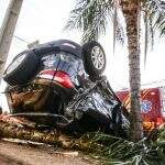 Carro com crianças a caminho da escola capota em acidente no Taveirópolis