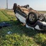 Motorista morre após capotar carro e atingir cerca em rodovia
