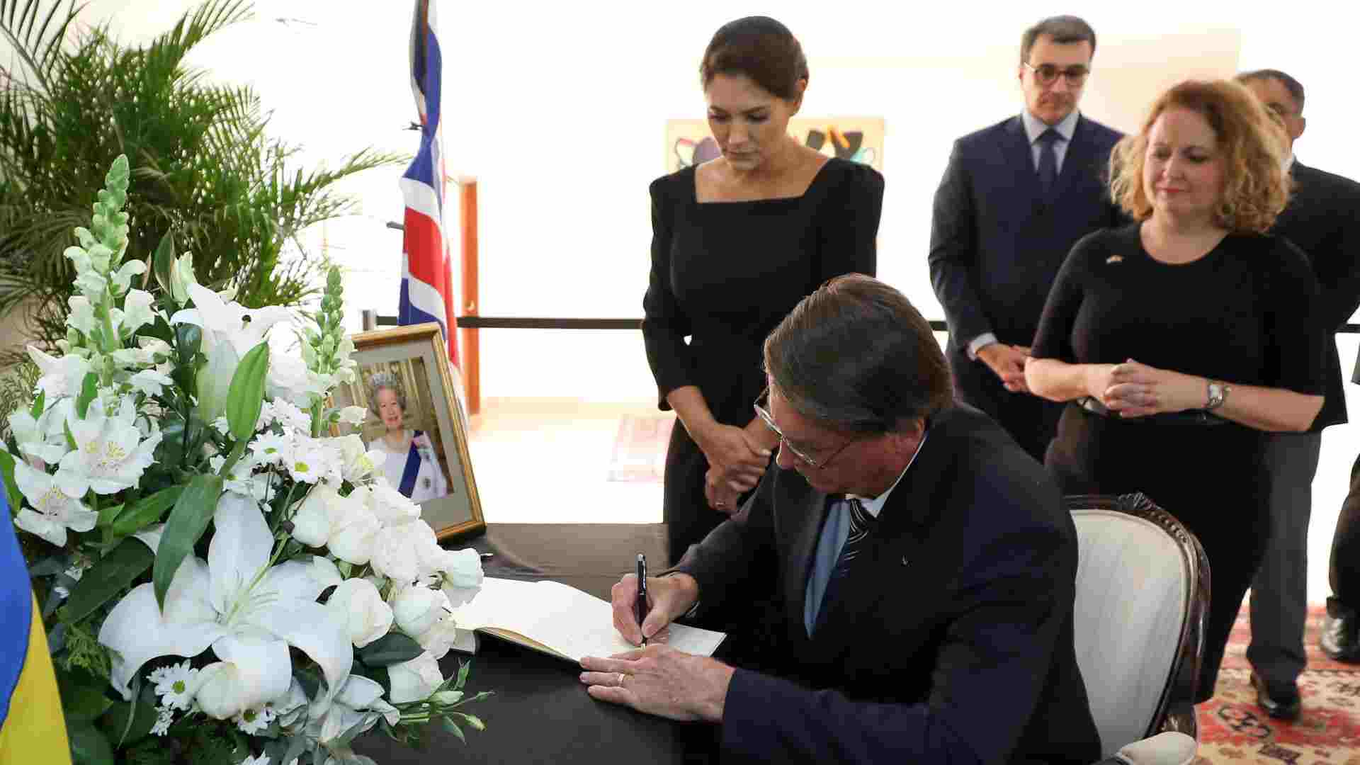 Em Londres, Bolsonaro assina livro de condolências da rainha Elizabeth II