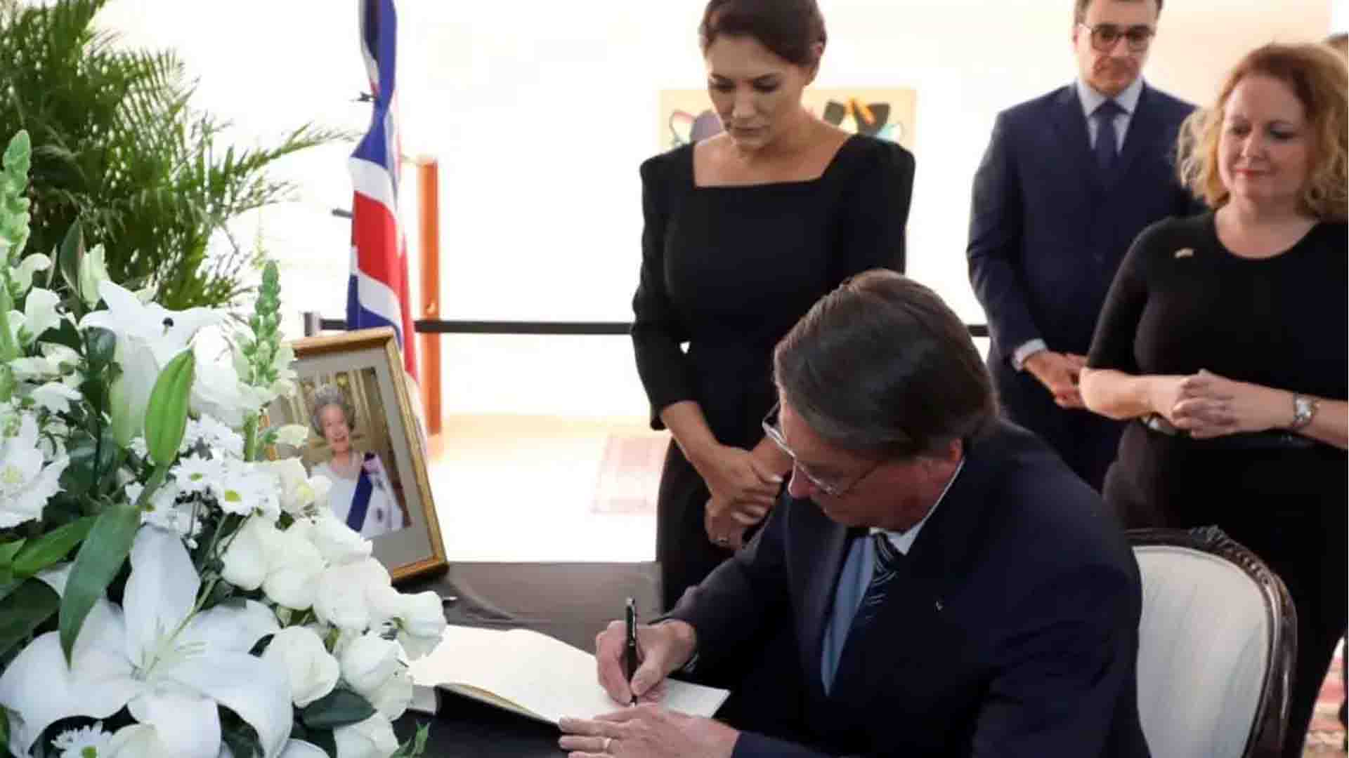 Bolsonaro assina livro de condolências pela morte da rainha Elizabeth II