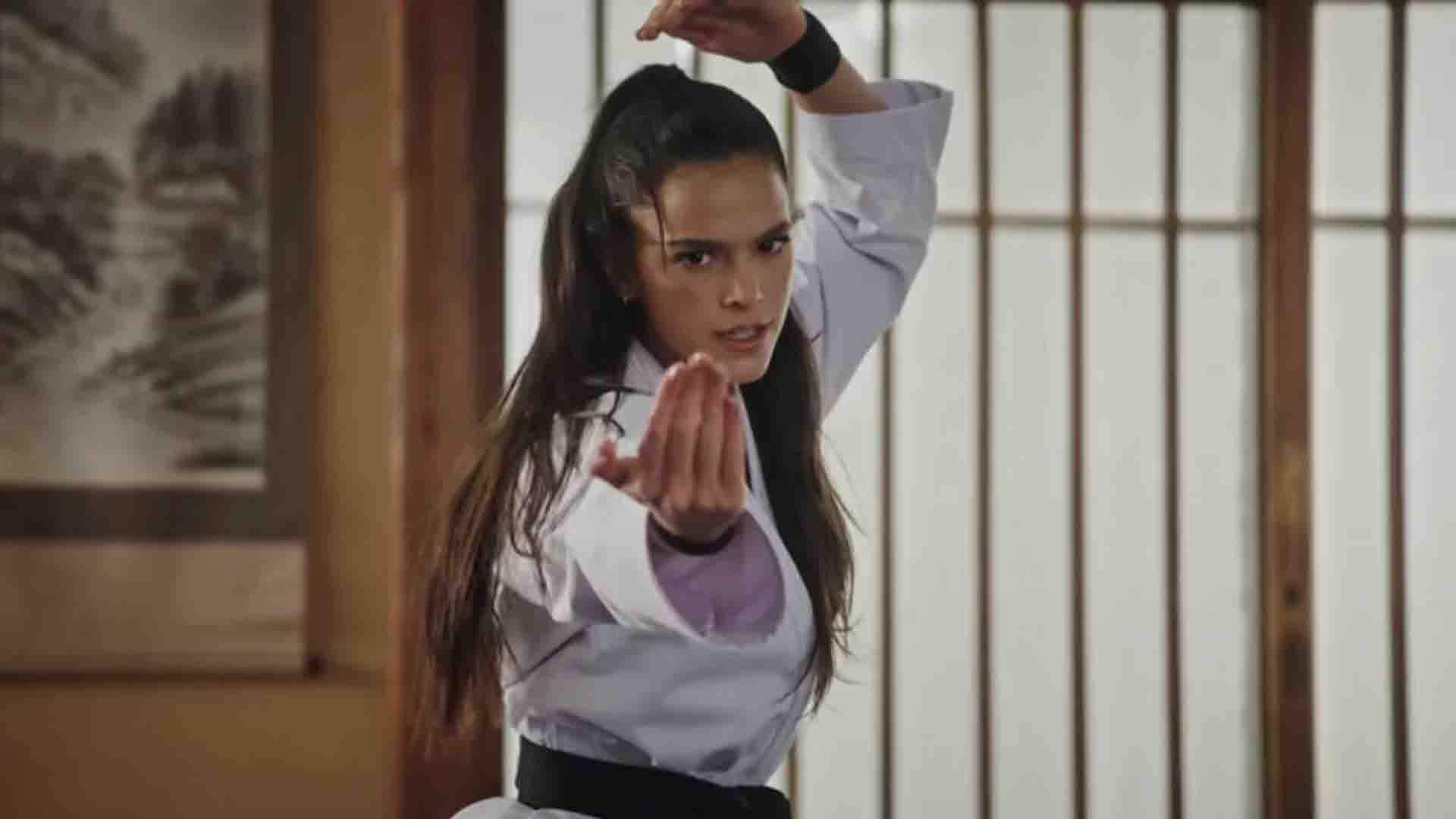 Bruna Marquezine protagoniza vídeo promocional de ‘Cobra Kai’