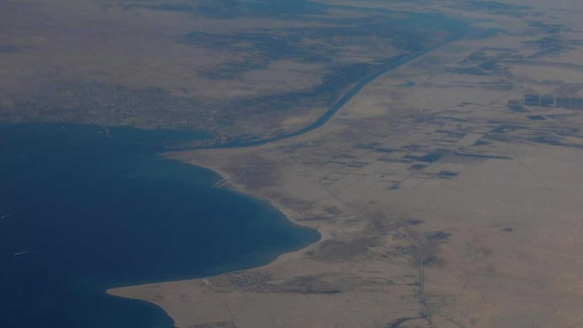 Petroleiro encalha e bloqueia brevemente o Canal de Suez, no Egito
