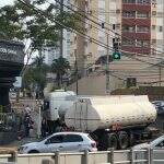 Carreta quebra na Rua Bahia e dá nó no trânsito do Centro de Campo Grande