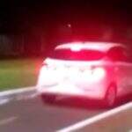 VÍDEO: Motorista é flagrado dirigindo carro na ciclovia da Avenida Fábio Zahran